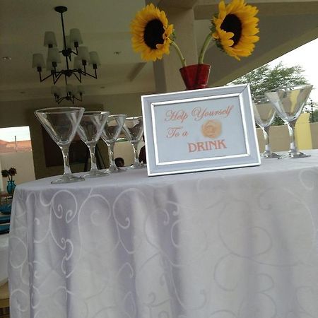 גאבורון Sunflower Court Bed And Breakfast מראה חיצוני תמונה