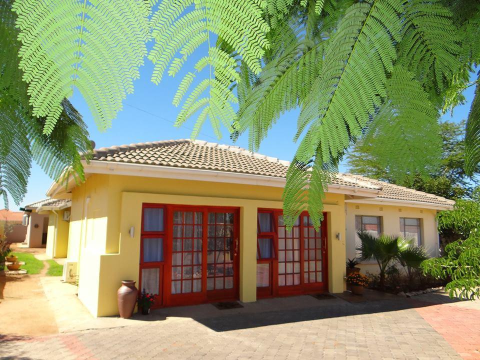 גאבורון Sunflower Court Bed And Breakfast מראה חיצוני תמונה